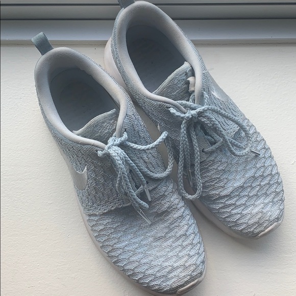Nike Flyknit Roshe’s - Picture 2 of 3